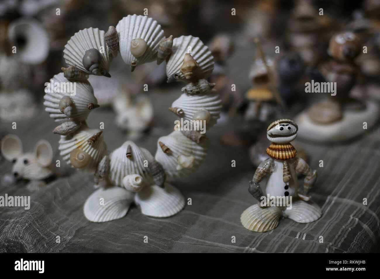 190213 Gaza Feb 13 2019 Xinhua Mostra Fotografica Di Pezzi Di Arte Fatta Da Giovani Palestinesi Uomo Ahmed Al Madhoun Con Conchiglie Nella Sua Casa Di Gaza City Nel Febbraio 10