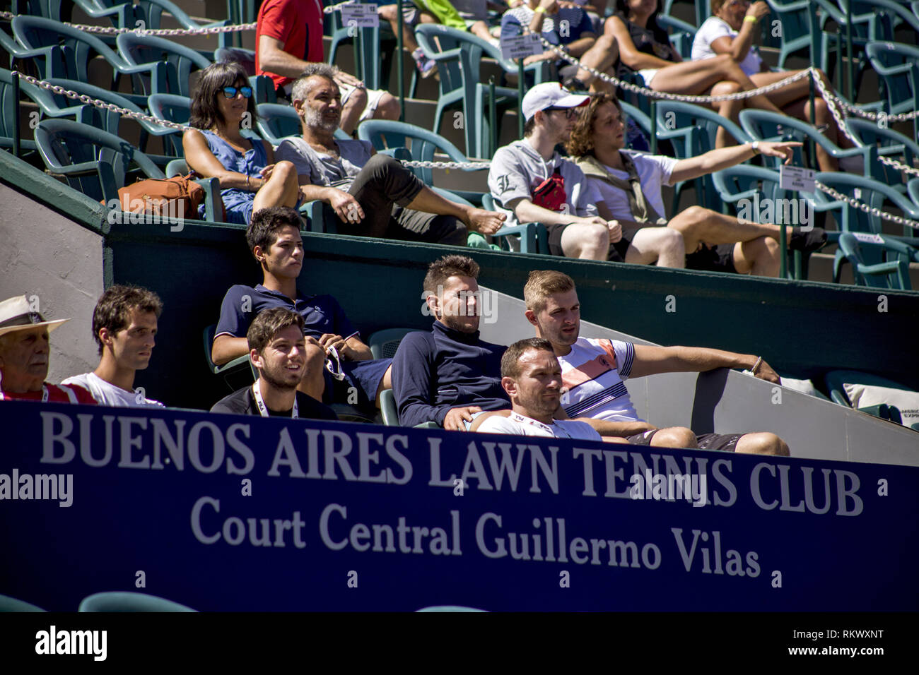 Buenos Aires, capitale federale, Argentina. 12 Feb, 2019. Dominic Thiem, Cameron Norrie e Albert Ramos Vinolas guardare la partita a tennis tra l'argentino Leo Mayer e il serbo Dusan Lajovic, partita in cui Mayer ha vinto 6-3 nel primo set e tiebreak nella seconda con un punteggio di 7 ( 7) -6 Credito: Roberto Almeida Aveledo/ZUMA filo/Alamy Live News Foto Stock