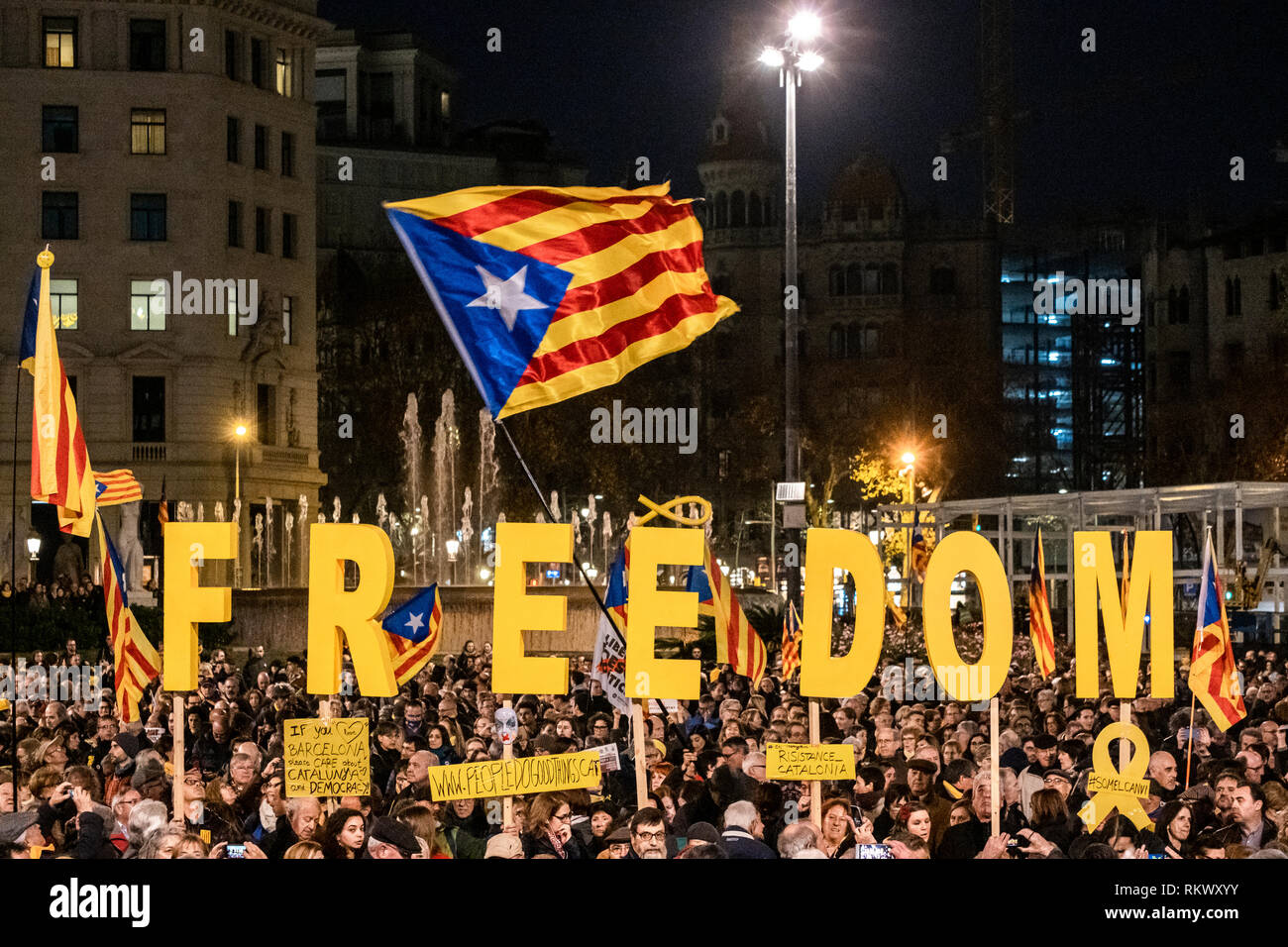 Una grande parola libertà visto con lettere di grandi dimensioni durante la protesta. Convocata da entità principali e parti sovereignist, migliaia di persone si sono riunite a Plaza Catalunya in una cerimonia pubblica per dare supporto al catalano di prigionieri politici il loro primo giorno di prova. Foto Stock