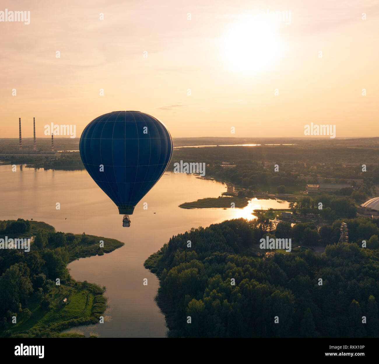 In mongolfiera ad aria calda sopra il Lago, Vista Aerea Foto Stock