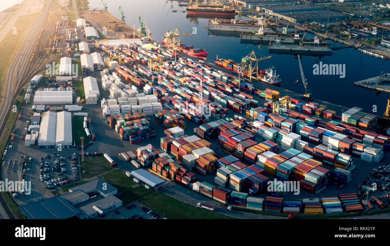 Container nel porto di occupato, Klaipeda, Lituania Foto Stock