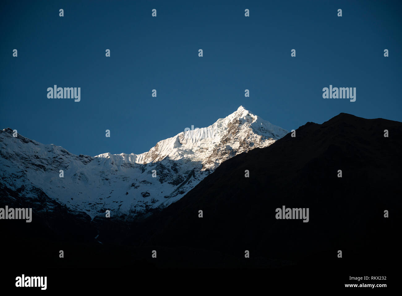 La neve eterna picco di Wakaywillque, noto anche come Veronica picco, nella Valle Sacra degli Inca, sulla strada per il Machu Picchu vicino a Cusco, Perù. Foto Stock