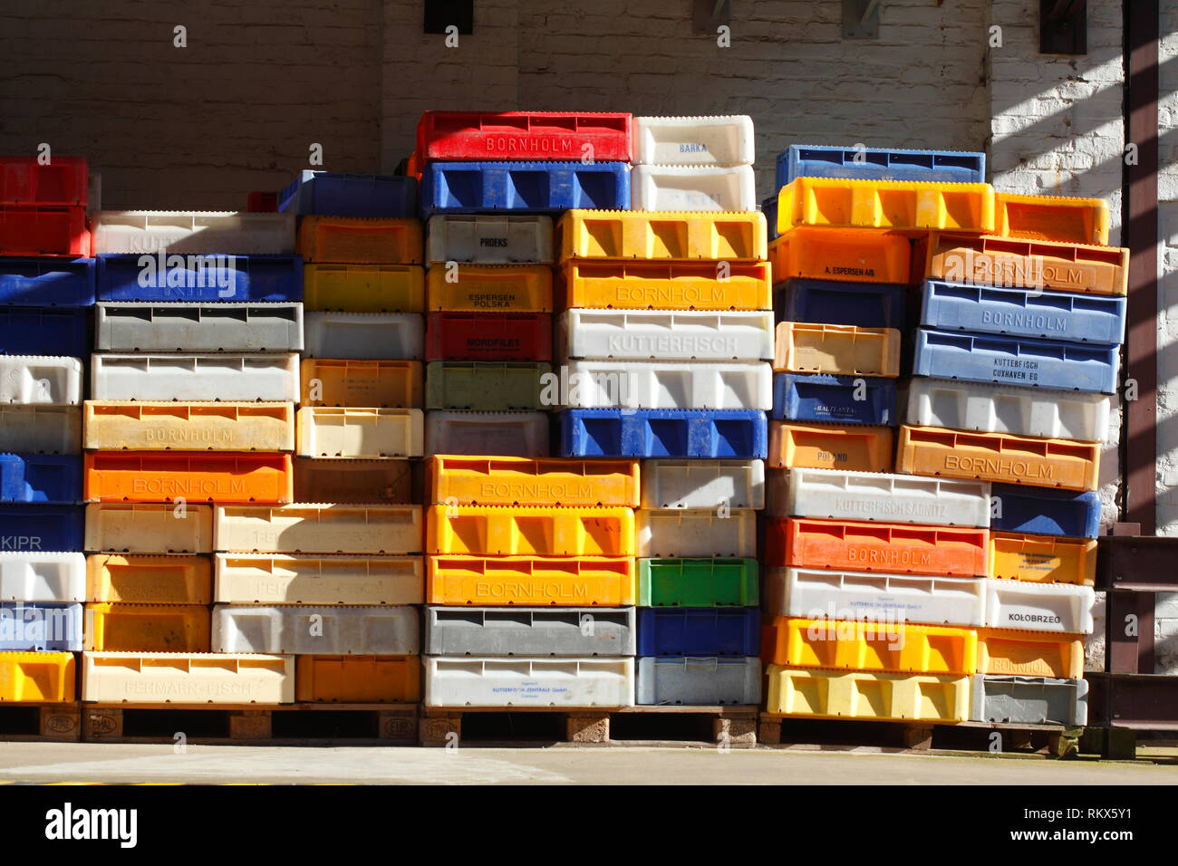 Colorati pesci impilati scatole, cassette in plastica, porto di pescatori, Sassnitz, Rügen Isola, Meclenburgo-Pomerania Occidentale, Germania ho Bunte aufgestapelte Fischkisten, Foto Stock