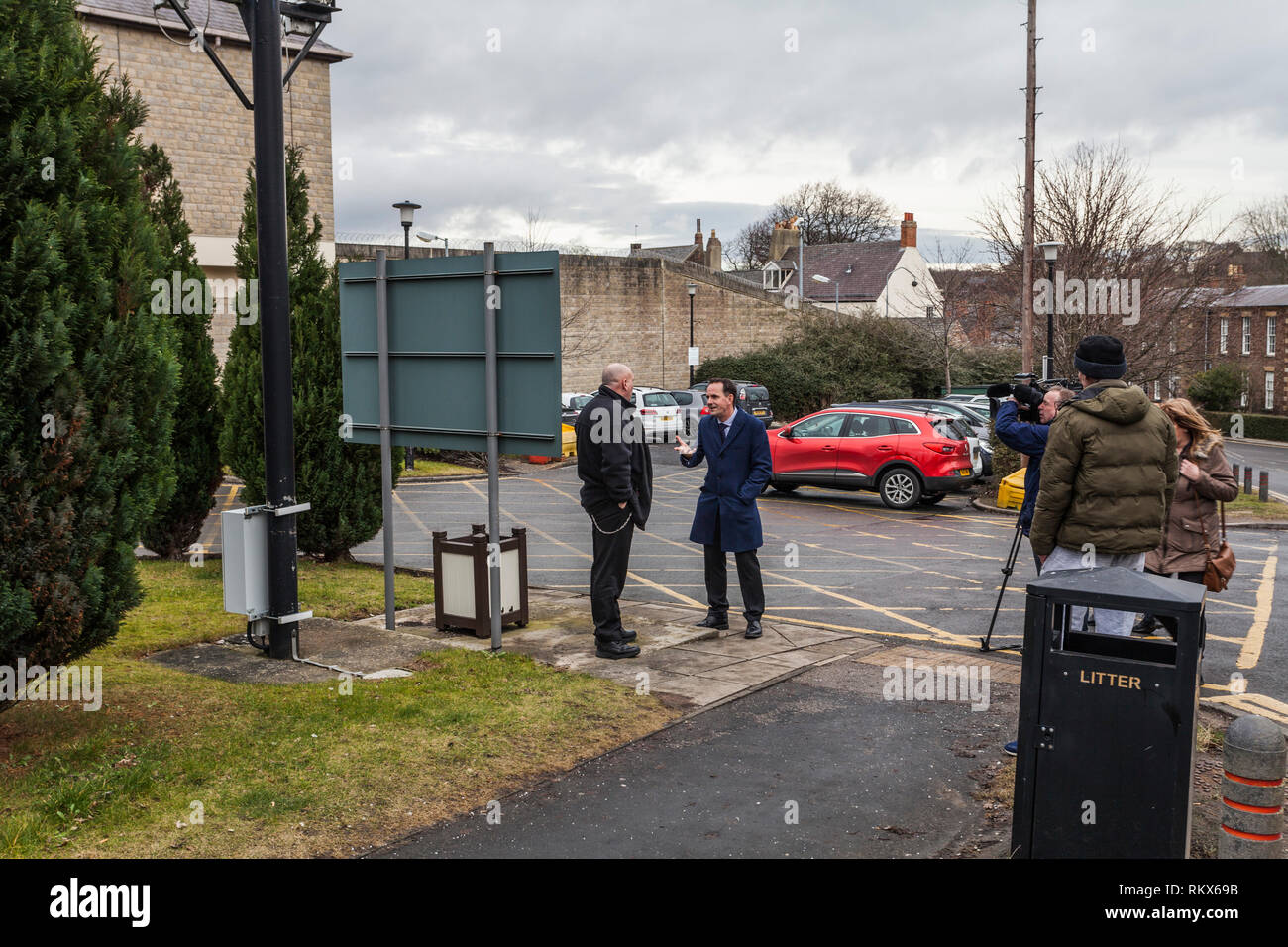 Reporter di ITV, Gregg Easteal, interviste di un membro del personale al di fuori di HMP a Durham Durham,l'Inghilterra,UK Foto Stock