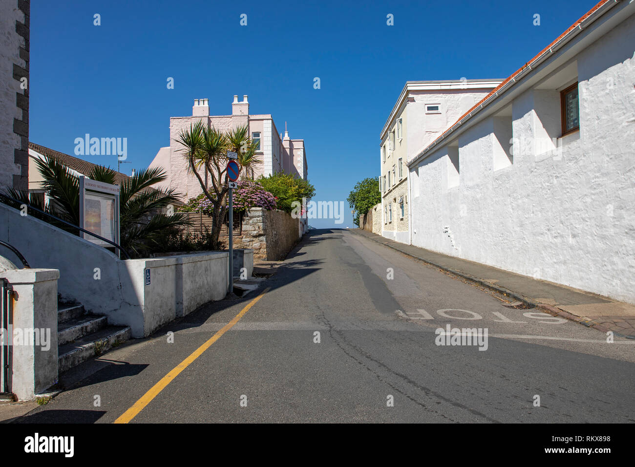 Ricerca di Les Rocquettes road verso il Butes parcheggio auto in St Anne's su Alderney, Isole del Canale. Foto Stock