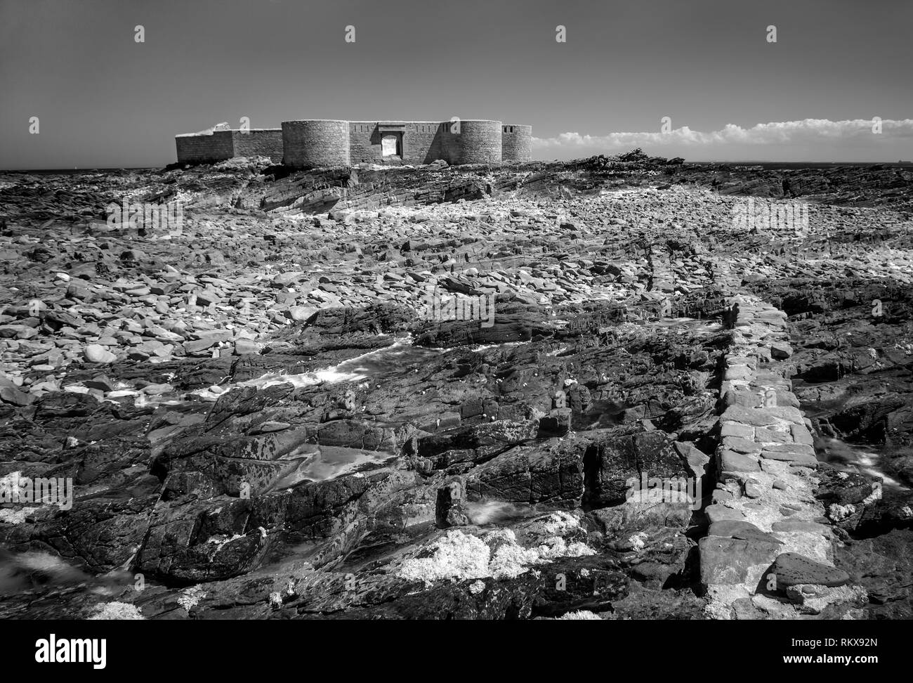 Una termocamera ad infrarossi immagine monocromatica di Fort Houmet Herbe e causeway su un isola al largo della costa di Aldernney, Isole del Canale. Foto Stock