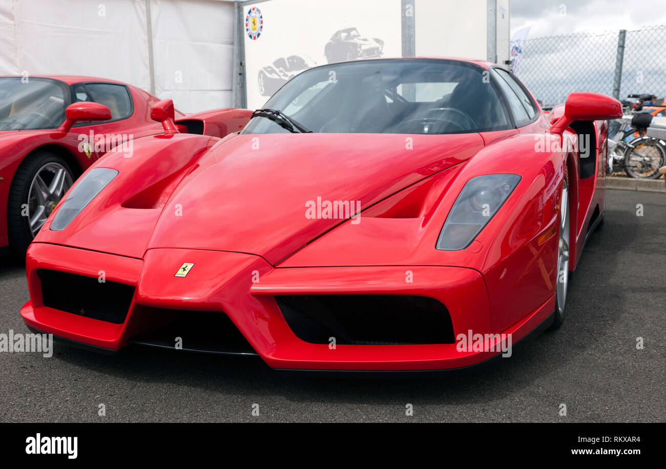 Vista frontale di un rosso Ferrari Enzo sul display del Ferrari Club Zona del Silverstone Classic 2017 Foto Stock