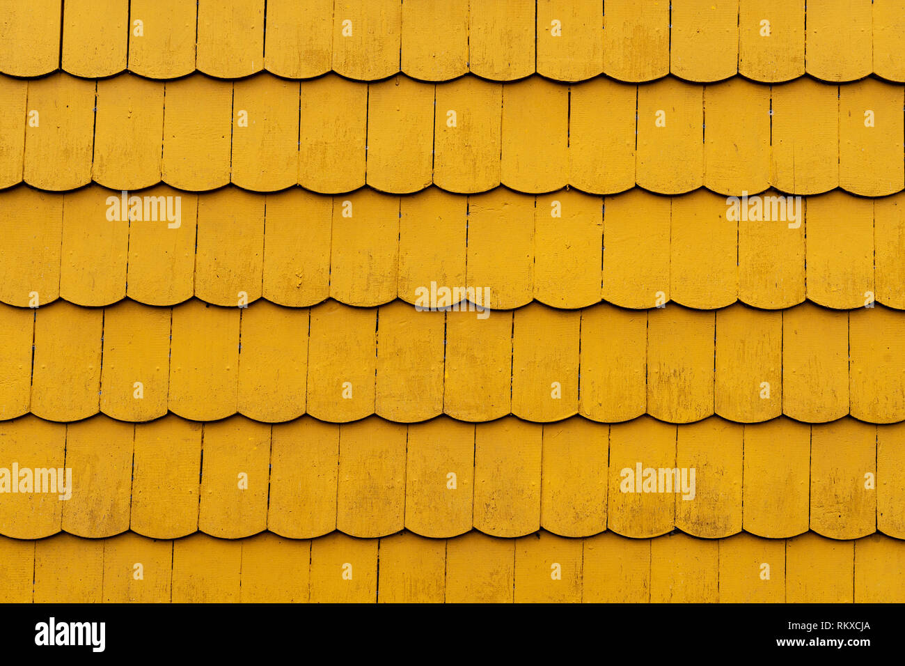 Larice giallo boiserie in legno decorazioni di case tradizionali nel distretto del lago del Cile, facile da trovare in Puerto Mont, Puerto Varas, isola di Chiloe. Foto Stock