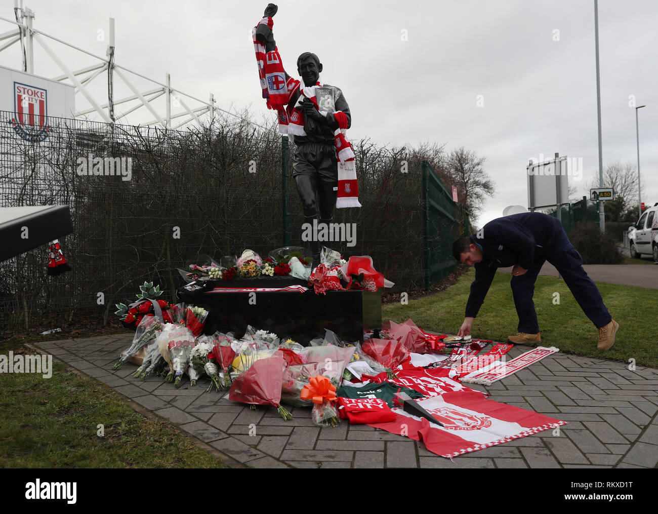 Un mourner stabilisce un omaggio a bet365 Stadium, casa di Stoke City, in memoria di Inghilterra del World Cup-winning portiere Gordon banche che è morto all età di 81. Banchi realizzati 510 apparenze della lega per Chesterfield, Leicester e Stoke e ha vinto 73 senior internazionale dei cappucci. Egli era una delle stelle di Inghilterra del 1966 World Cup trionfo contro la Germania Ovest. Foto Stock