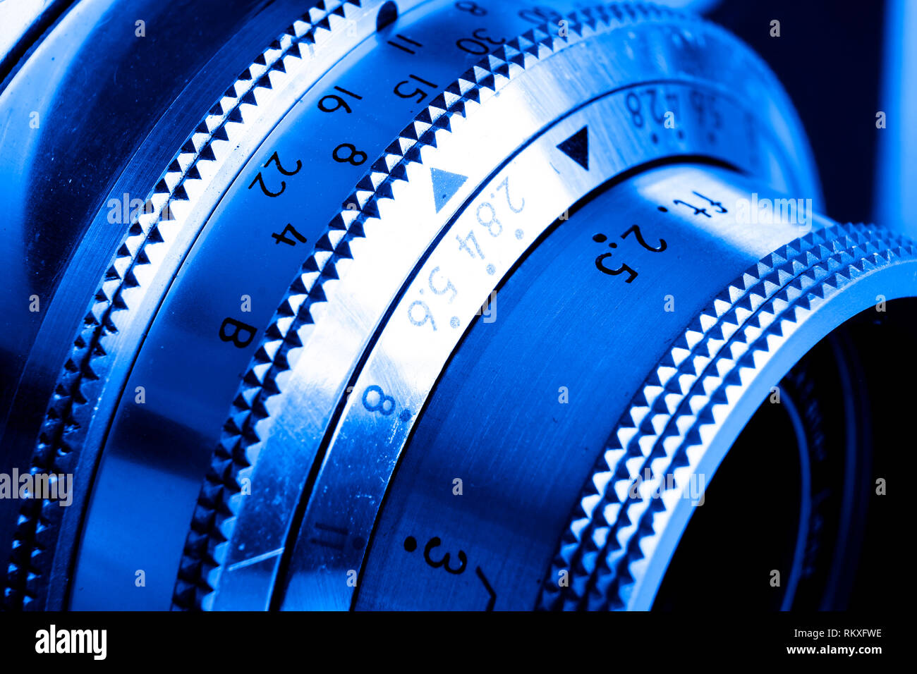 Vecchia macchina fotografica con una lente manuale attrezzatura fotografica per la cattura di immagini Foto Stock