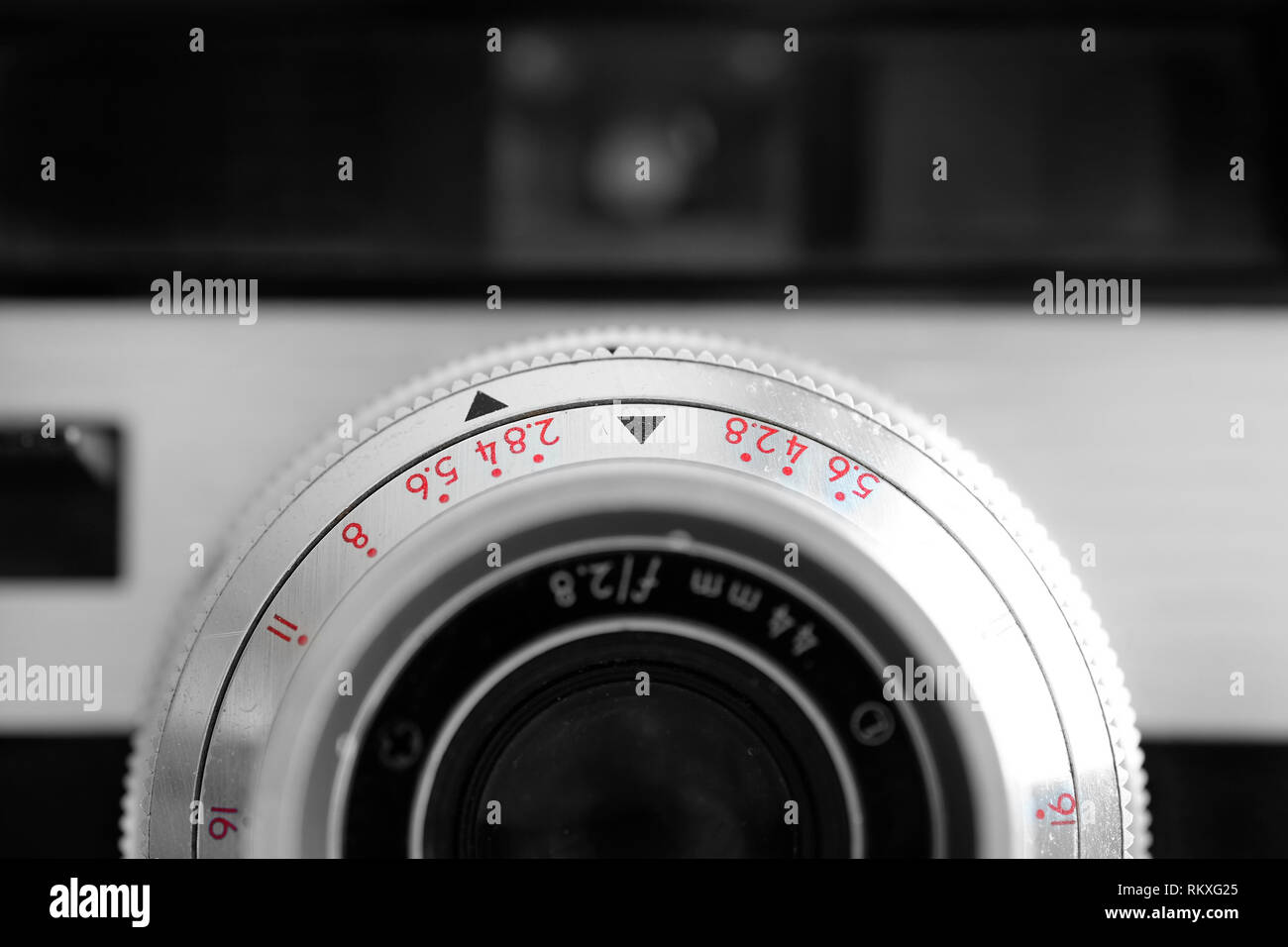 Vecchia macchina fotografica con una lente manuale attrezzatura fotografica per la cattura di immagini Foto Stock