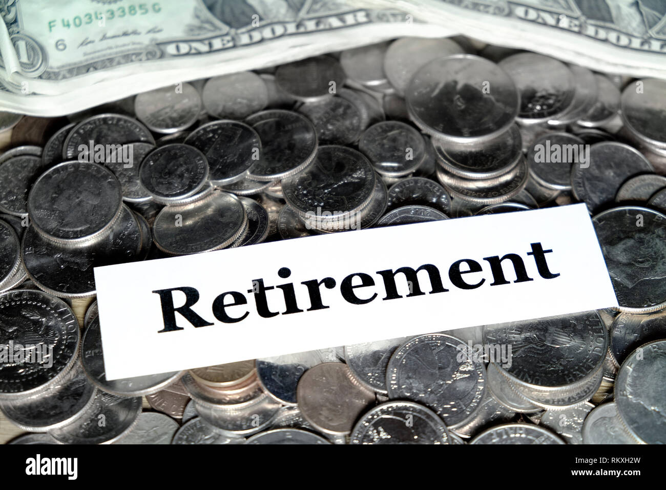 Pila di monete il denaro che rappresenta il pensionamento divertimento risparmio investire college IRA Foto Stock