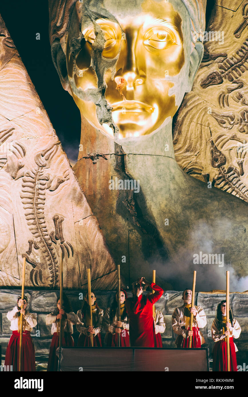 VIAREGGIO, Italia-09: una carta gigante-mache denominata 'medea' hesoteric mistic tema galleggiante attraverso le strade di Viareggio durante il tradizionale carnevale. Foto Stock
