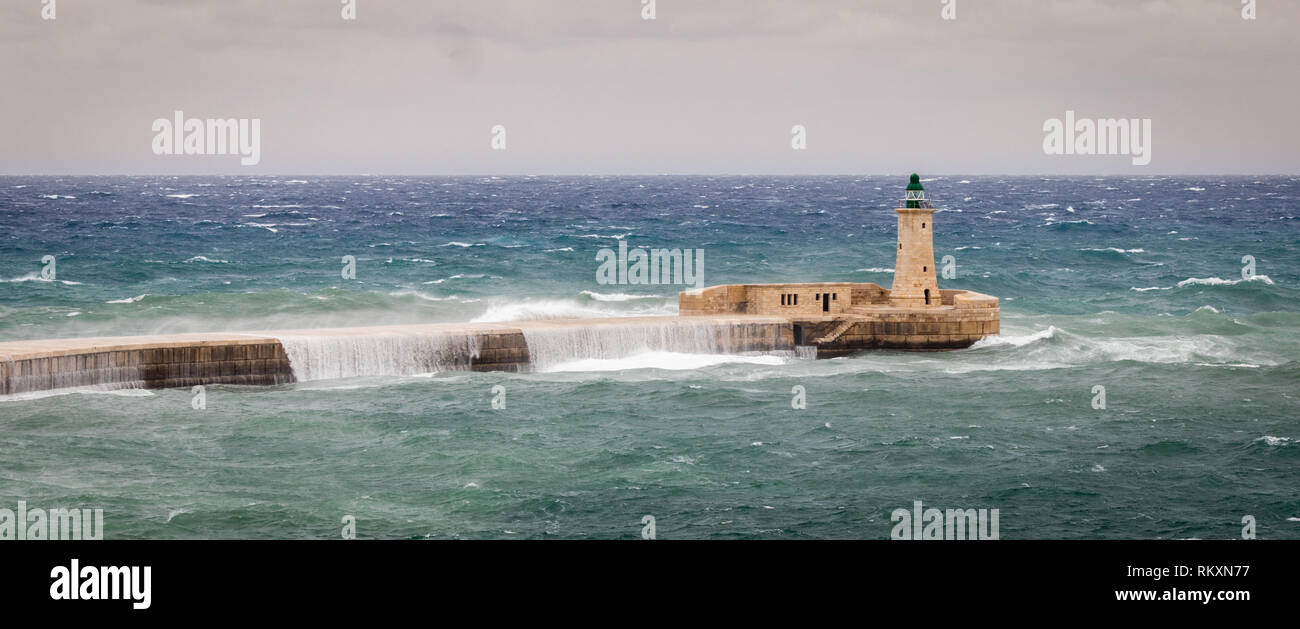 San Elmo frangiflutti e faro resistere alle materie del mare e dalle onde alte. Valletta Valletta, Malta. Europa Foto Stock