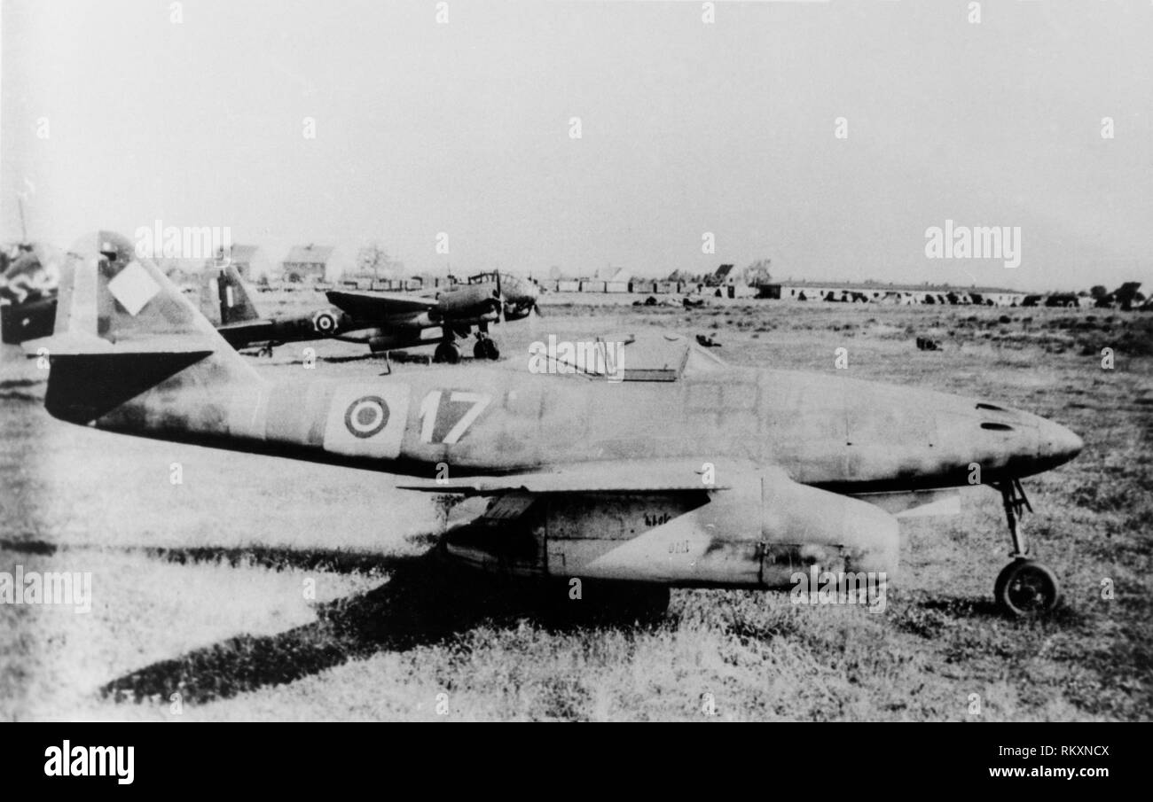 1945. A catturato Luftwaffe tedesca Messerschmitt Me 262. Me 262A-2a 'Sturmvogel' (Wk. No. 500210), codificati in 'rosso 1', dipinto 'giallo 17', 1./JG 7, si arrese a Fassberg, vicino a Celle, Germania, e presi in consegna dal n. 616 Squadrone RAF. Designato AM52, ha volato a Lübeck il 29 maggio 1945, quindi traghettato per Schleswig-Jagel, e poi a Farnborough il 9 giugno 1945. È stato assegnato RAF n. di serie VH509 il 14 giugno, e reso almeno un volo di prova nel mese di luglio a Brize Norton. AM 52 fu spedito in Canada da Ellesmere Port a bordo della SS Manchester mittente il 23 agosto 1946. Poi distrutto. Foto Stock