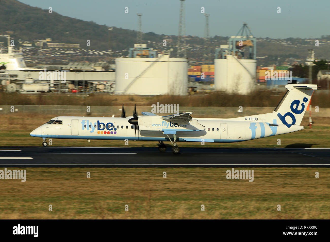 Flybe aeromobili arrivano e partono da George Best Belfast City Airport a Belfast, Irlanda del Nord. Foto Stock