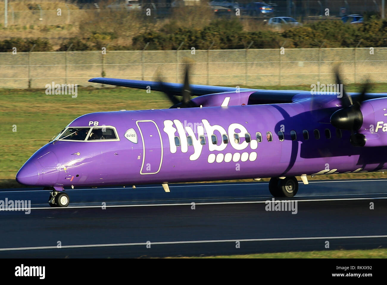 Bombardier Dash 8 Q400 Flybe aeromobili arrivano e partono da George Best Belfast City Airport a Belfast, Irlanda del Nord. Foto Stock