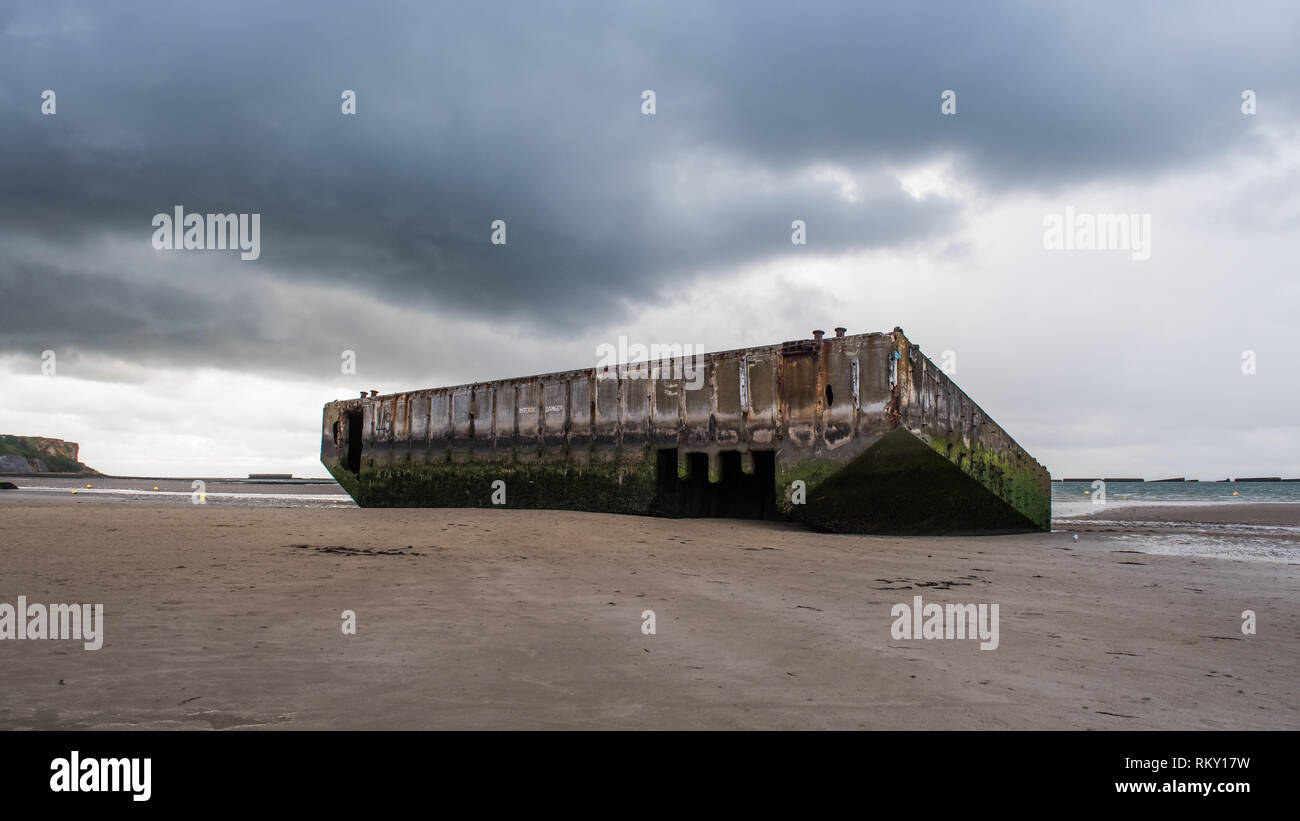 Arromanches in Normandia, Spiaggia d'oro, era la posizione per il Mulberry B uno del porto di temporanea utilizzata durante lo sbarco in Normandia Foto Stock