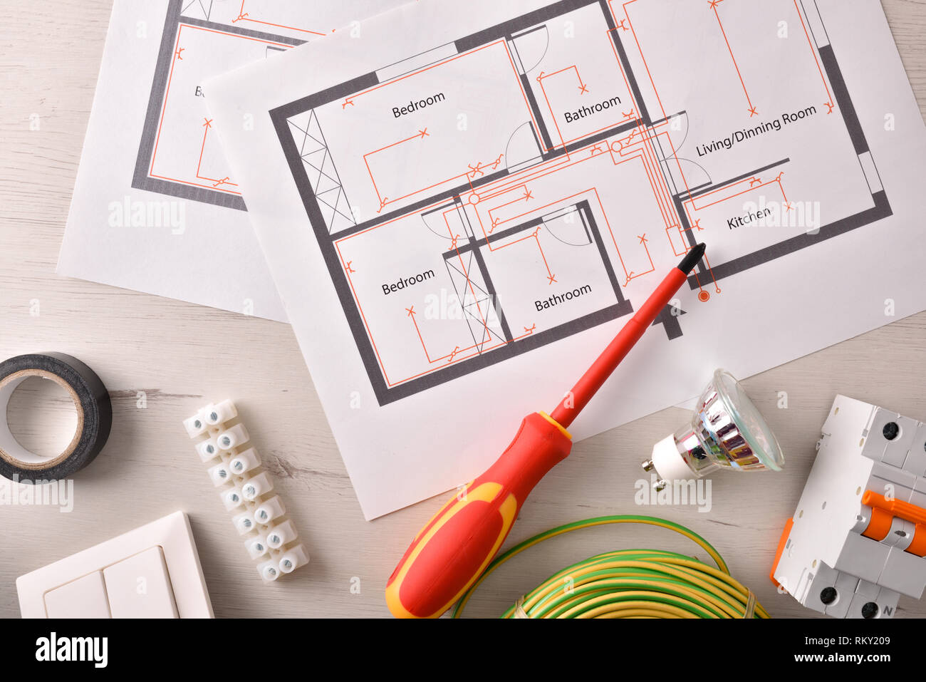 Gli utensili elettrici per l'installazione dell'alloggiamento vista generale. Composizione orizzontale. Vista dall'alto. Foto Stock