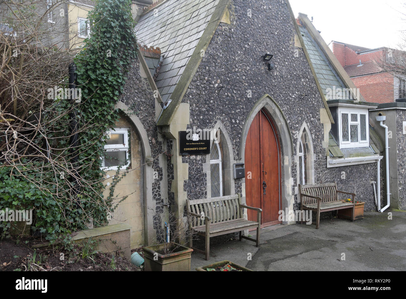 Brighton e Hove coroner Corte East Sussex in motivi di Woodvale cimitero off Lewes Road Brighton. La pietra focaia chiesa come edificio siede fianco Foto Stock