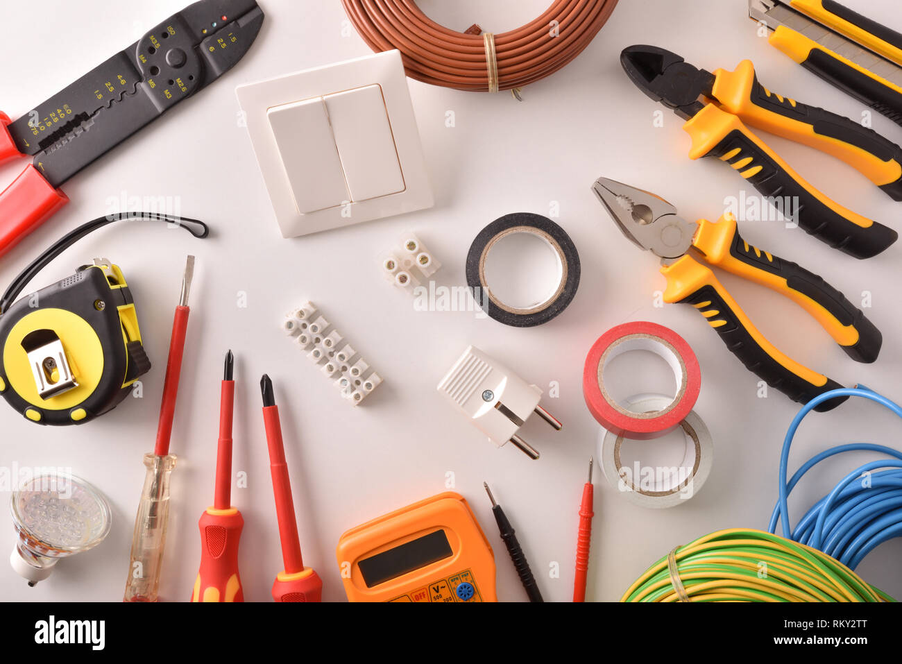 Strumenti e materiale elettrico su un tavolo bianco vista generale composizione orizzontale. Vista dall'alto. Foto Stock