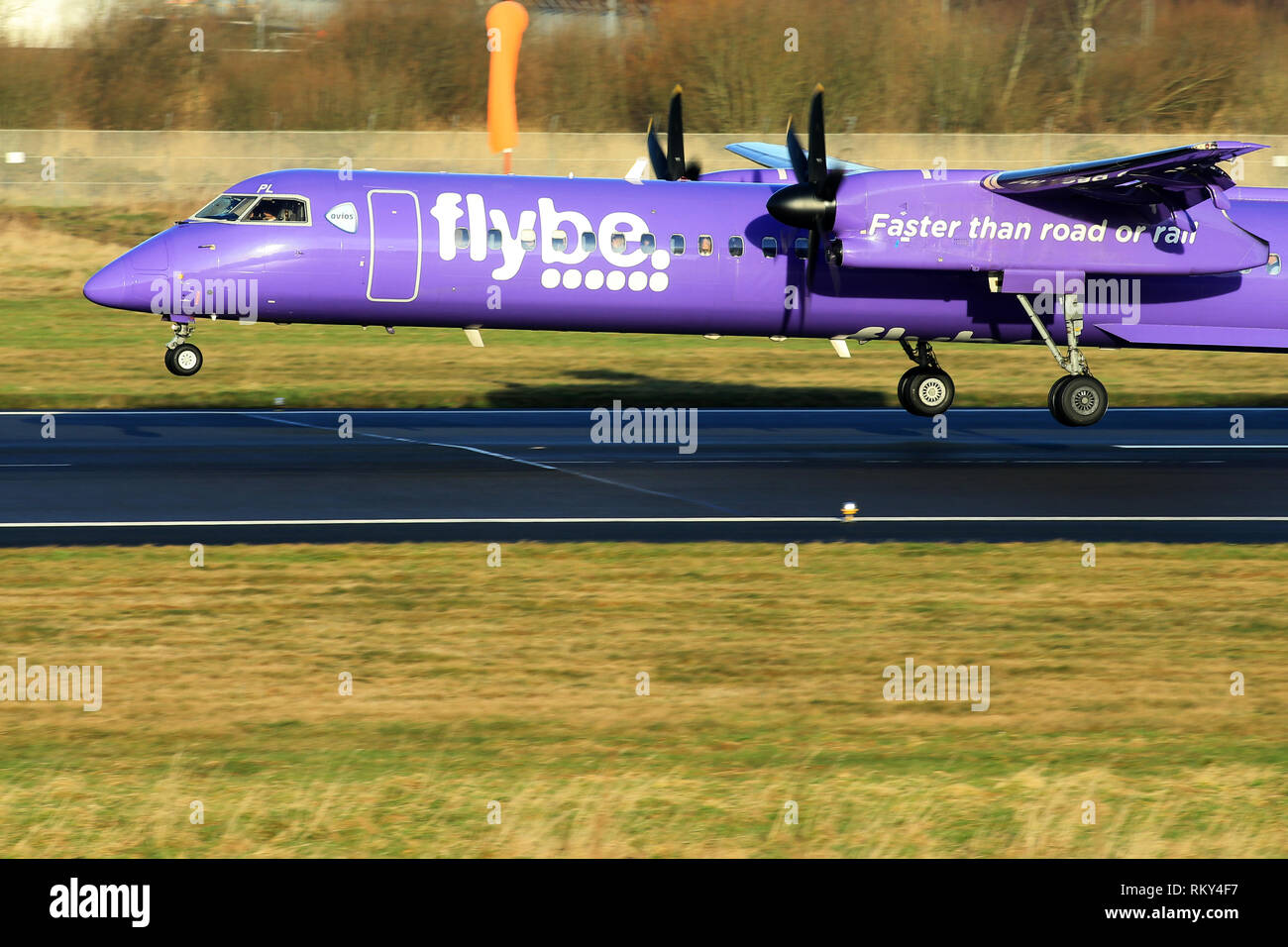 Aeromobile arrivano e partono da George Best Belfast City Airport a Belfast, Irlanda del Nord. Foto Stock