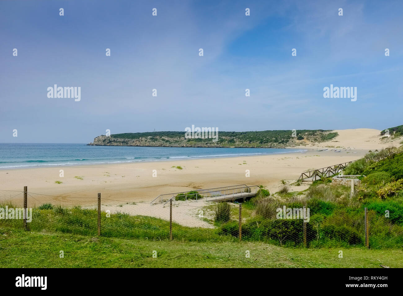 Una vista della spiaggia deserta e dune di sabbia a Bolonia Bay, Costa de la Luz, Andalusia, Spagna Foto Stock