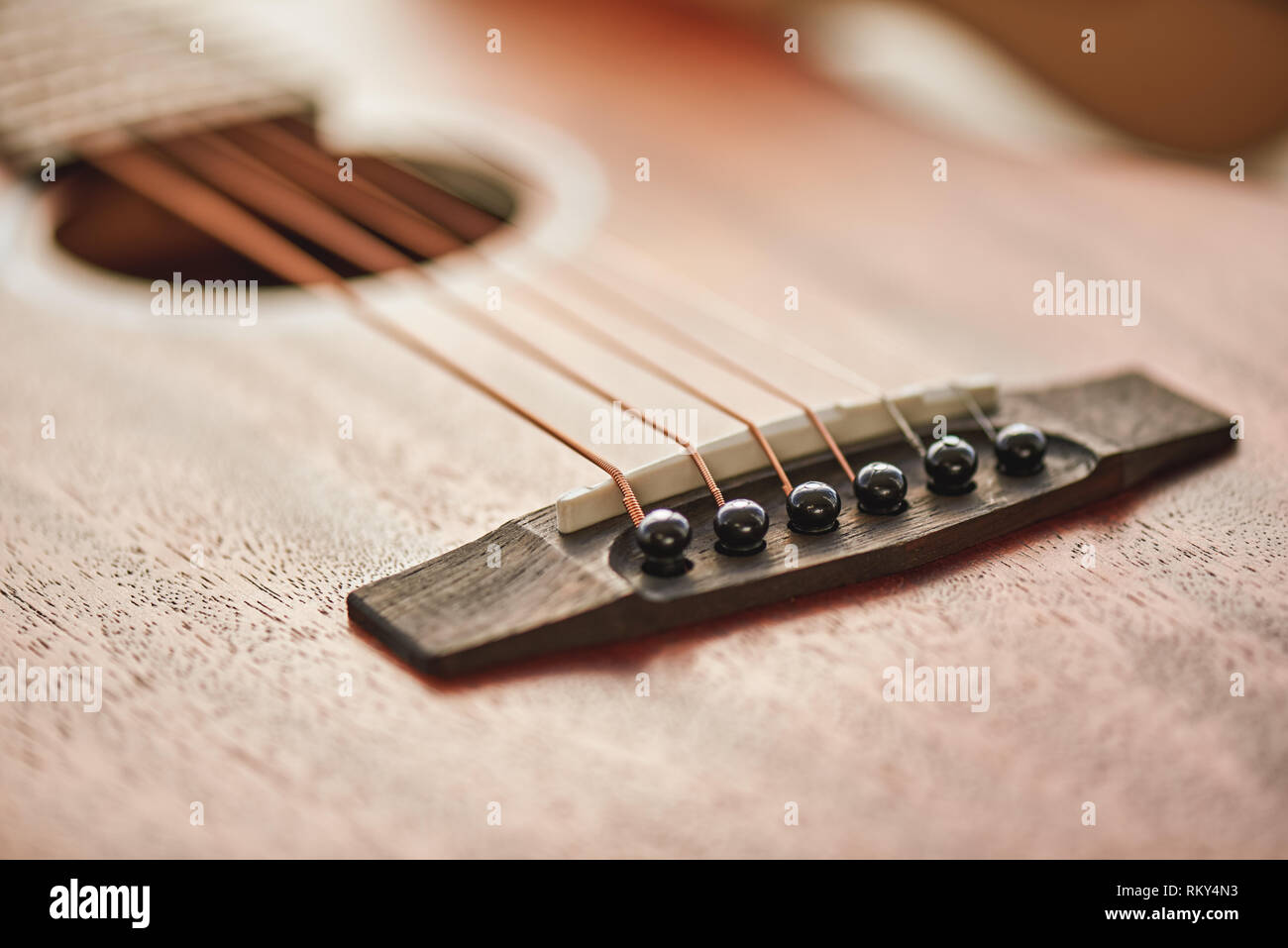 Regolazione del suono. Close up foto dettagliate di le corde di una chitarra e foro del suono. Il concetto di musica. Strumenti musicali Foto Stock