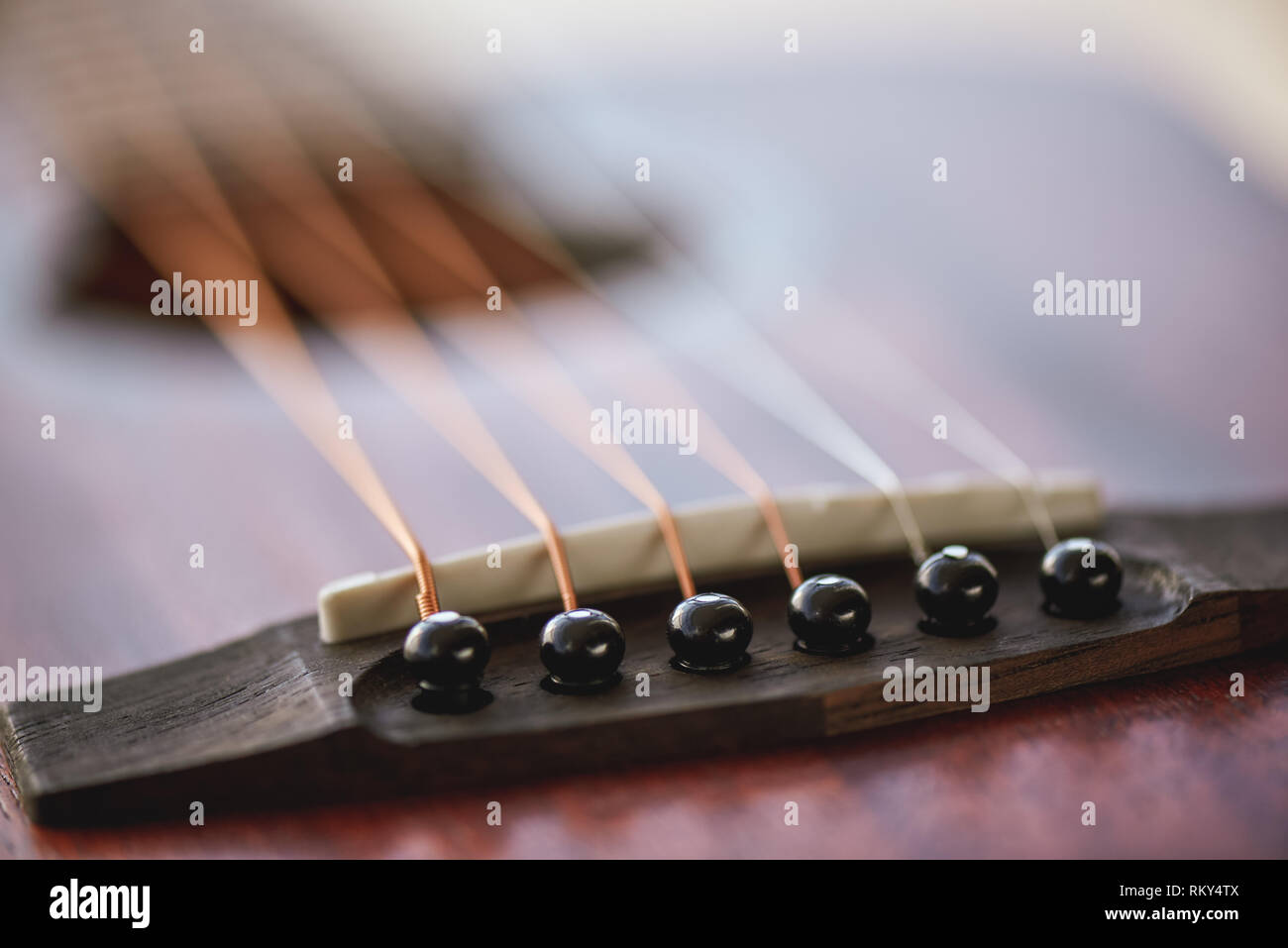 La chitarra acustica. Vista ravvicinata di sei corde in metallo. Attrezzature musicali. Strumenti musicali Foto Stock