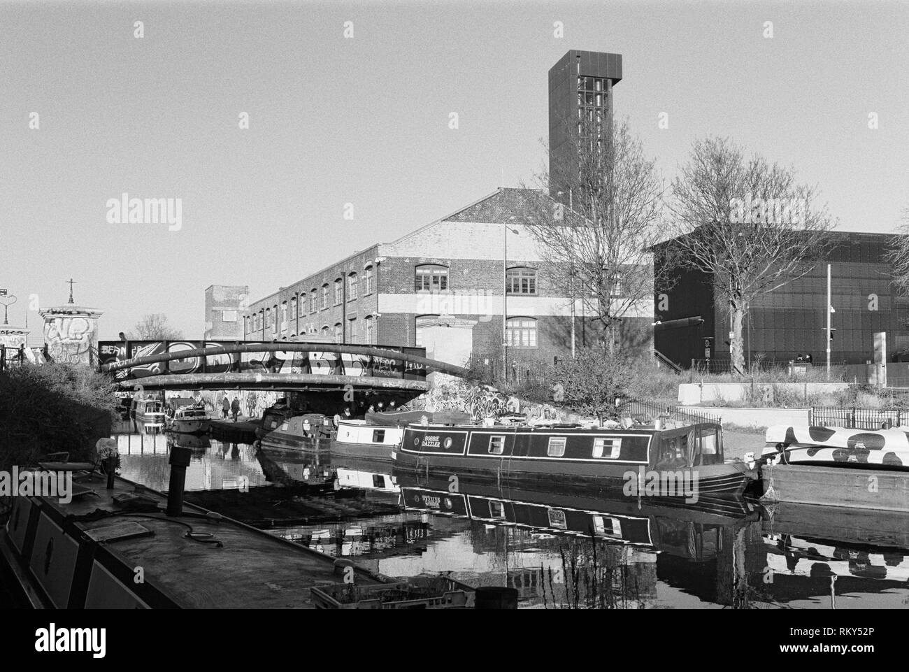 Il fiume Lea Navigazione a Hackney Wick, East London UK, con narrowboats Foto Stock
