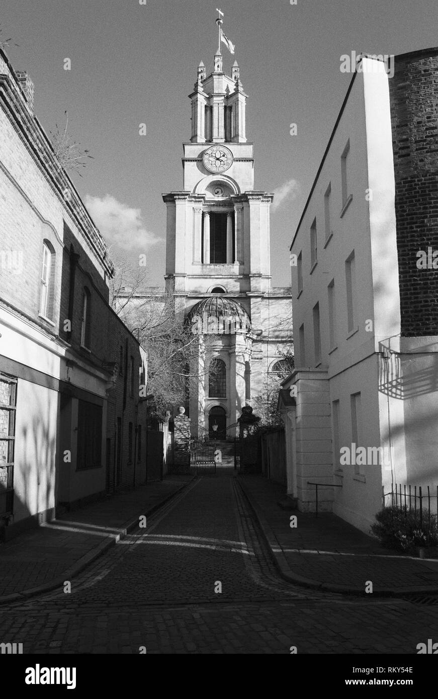St Anne's Chiesa torre, Limehouse, East London, da Newell Street, guardando verso il basso la St Anne's passaggio Foto Stock