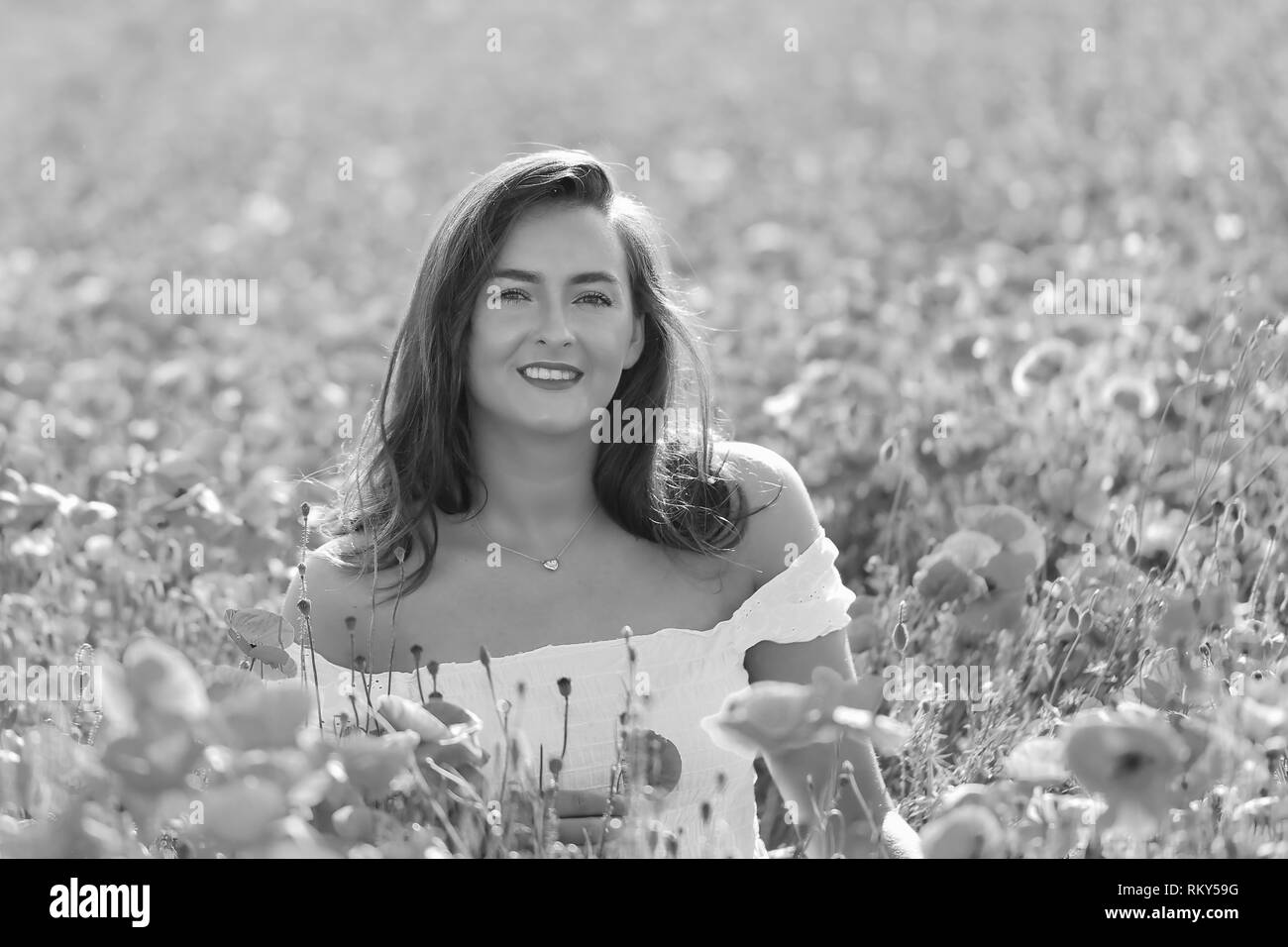 Ritratto di una giovane ragazza. La ragazza nel campo di papavero. Foto Stock