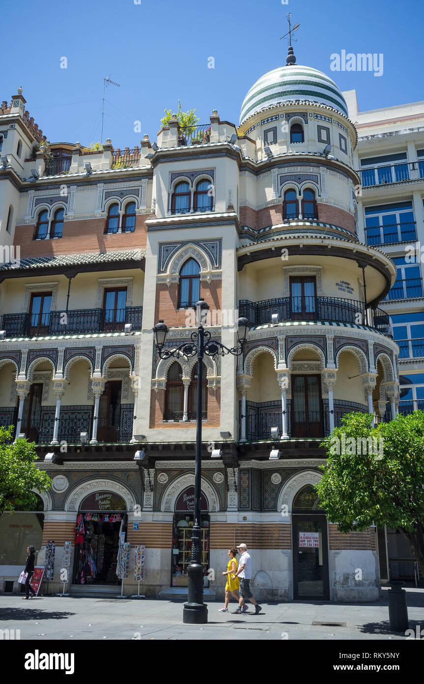 I turisti al di fuori dell'edificio Adriatica, Avenida de la Constitucion, Sevilla, Spagna Foto Stock