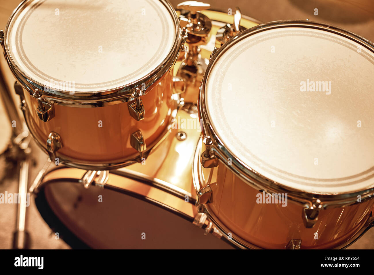 Musica dal vivo. Vista ravvicinata di professional drum set in music studio. Il concetto di musica. Strumento musicale Foto Stock