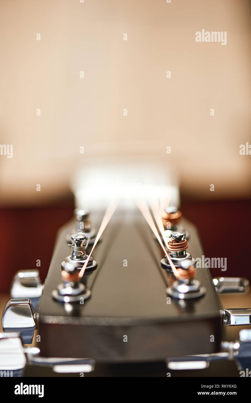 Parte superiore della chitarra. Verticale di close-up foto del meccanismo di chitarra per la tesatura le corde di una chitarra: i tasti tuning, marce. Strumenti musicali. Musica Foto Stock