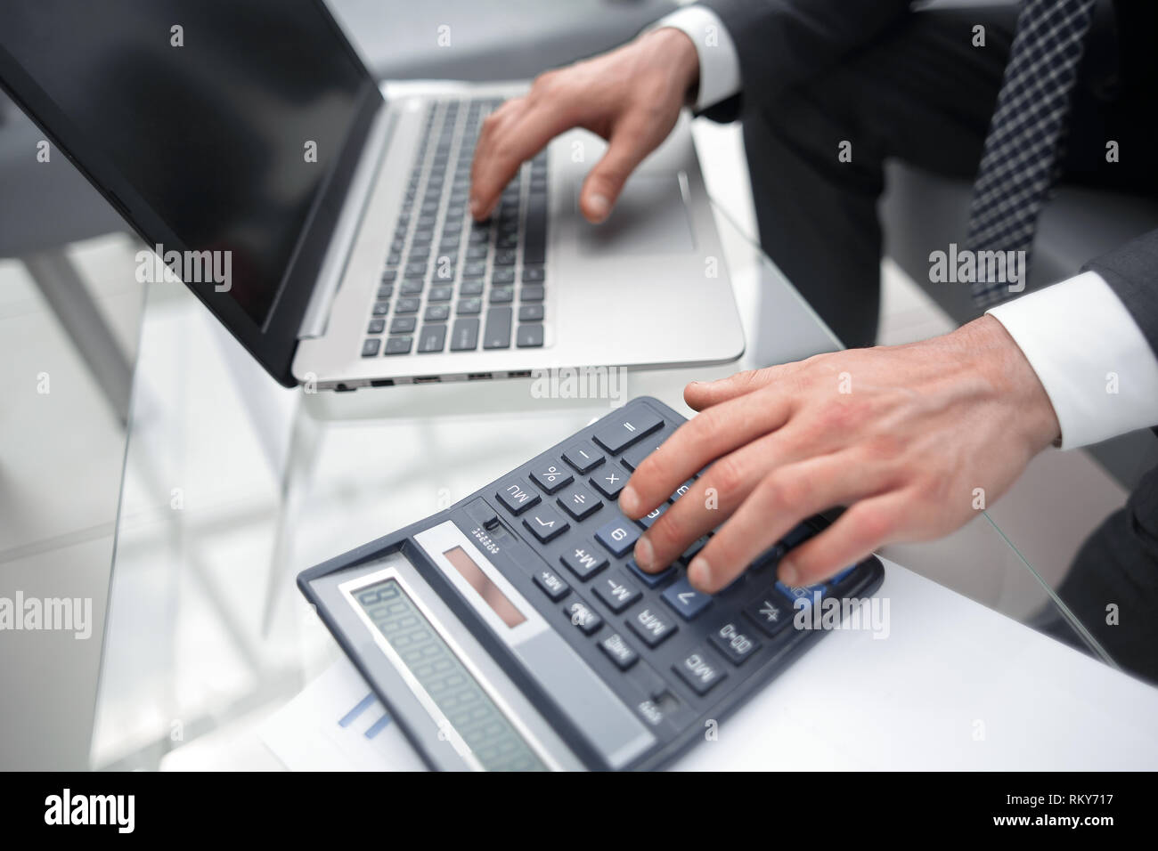 Close up.imprenditore lavora con i dati finanziari Foto Stock