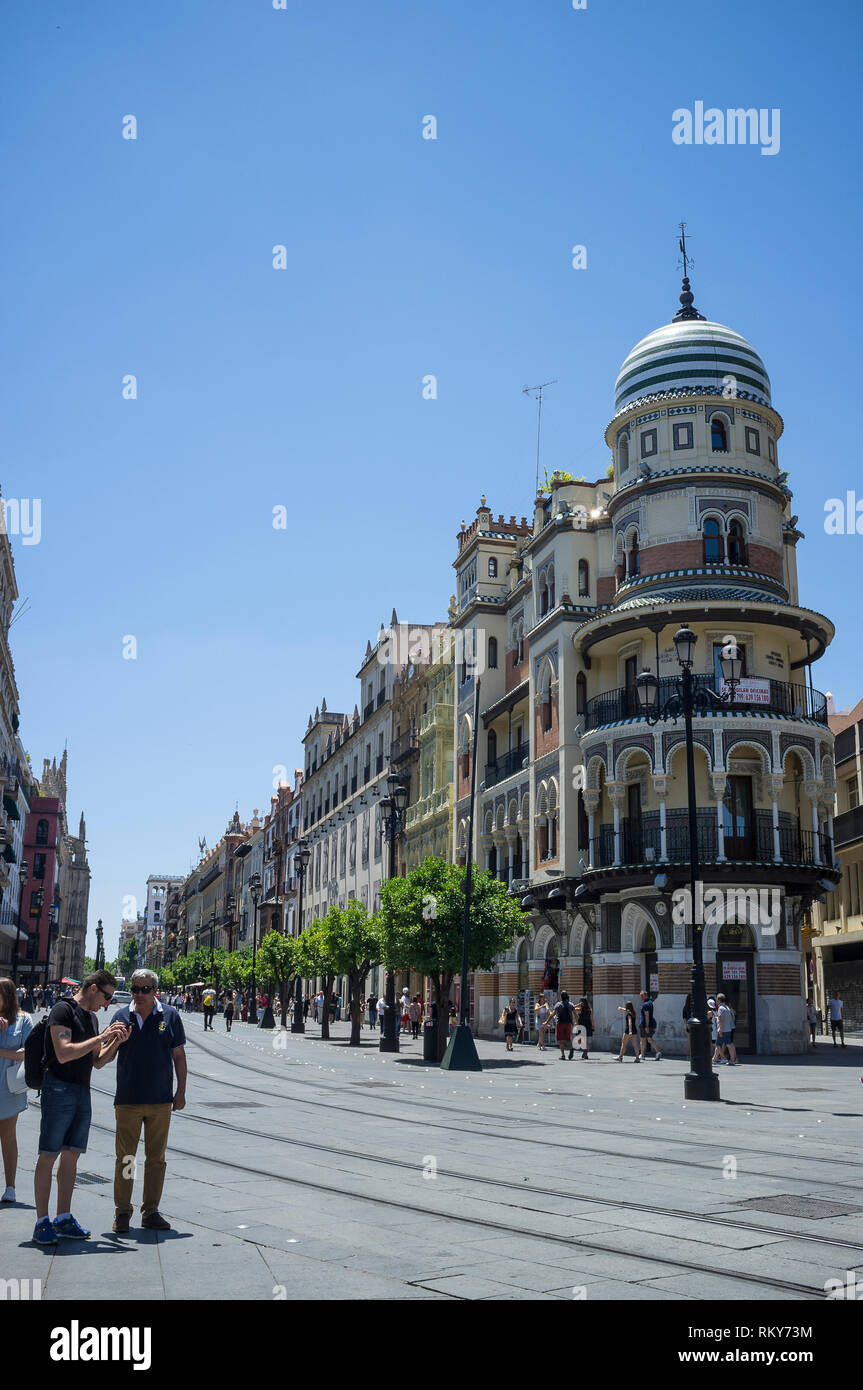 Turisti outide l'Adriatica buiding, Siviglia, Andalusia, Spagna Foto Stock