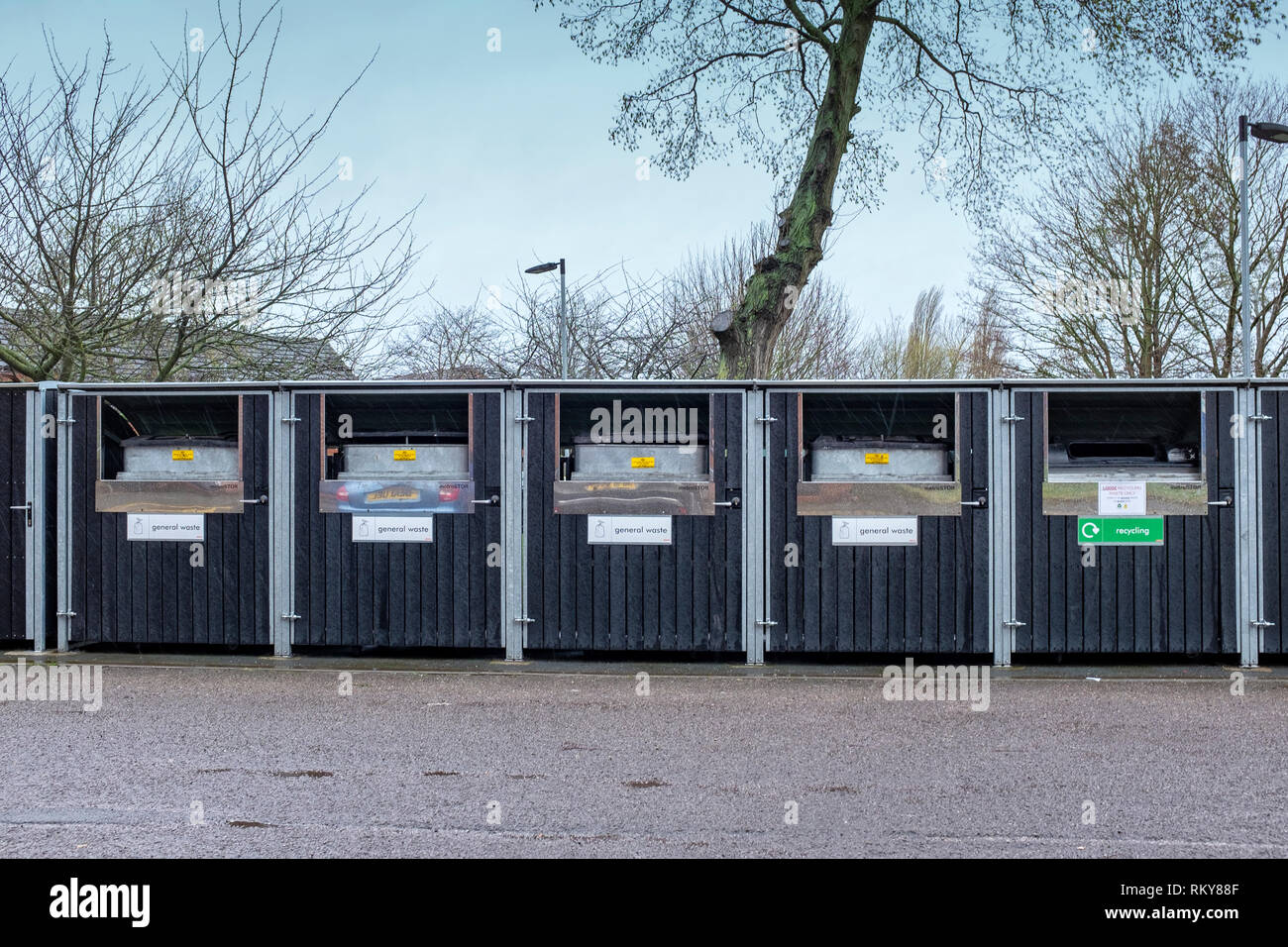 Condivisa contenitori di riciclaggio su un alloggiamento station wagon Foto Stock