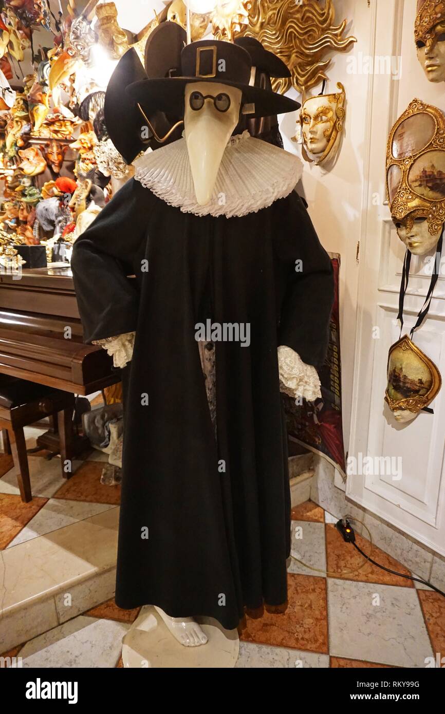 Medico della Peste costume in una maschera e costume negozio. Venezia,  Veneto, Italia, Europa Foto stock - Alamy