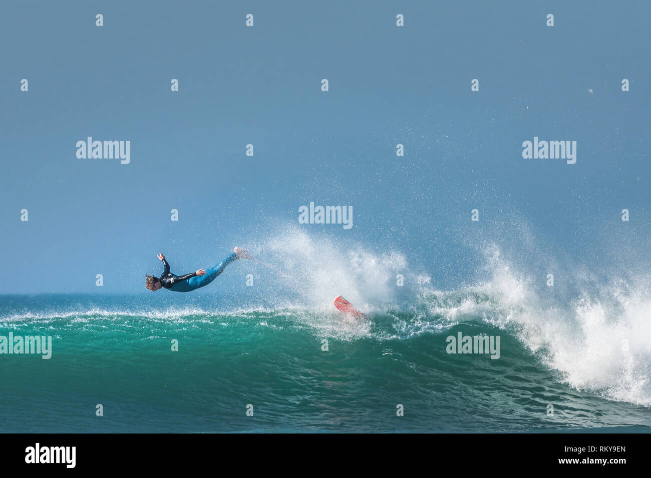 Un surf wipeout a Fistral a Newquay in Cornovaglia. Foto Stock