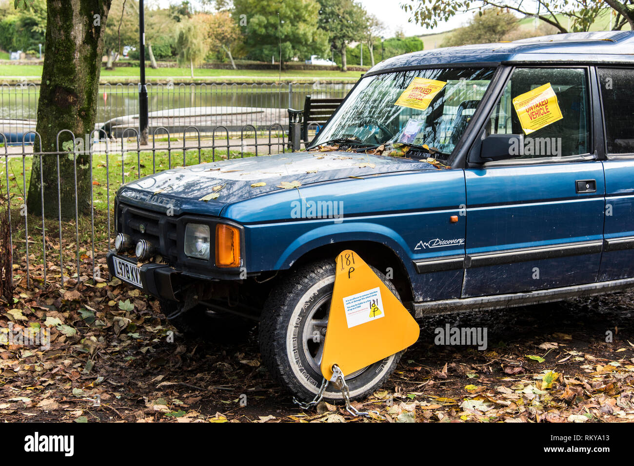 Un permessi non tassati Land Rover Discovery 4x4 veicolo bloccato e viene emesso il biglietto. Foto Stock