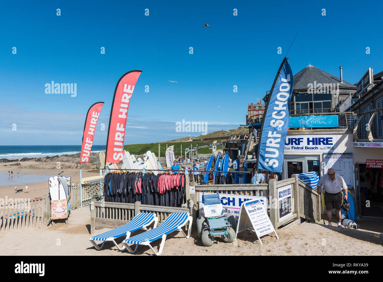 Noleggio surf a Fistral a Newquay in Cornovaglia. Foto Stock