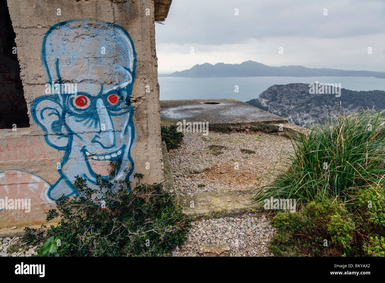Graffiti su un edificio abbandonato a Cap de Formentor, Mallorca Foto Stock