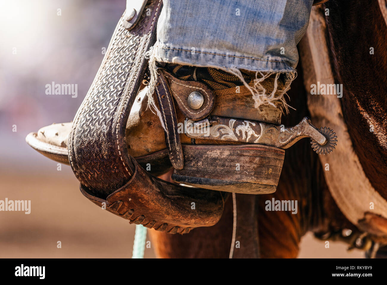 Close-up di cowboy boot con sperone attaccato in una staffa. Foto Stock