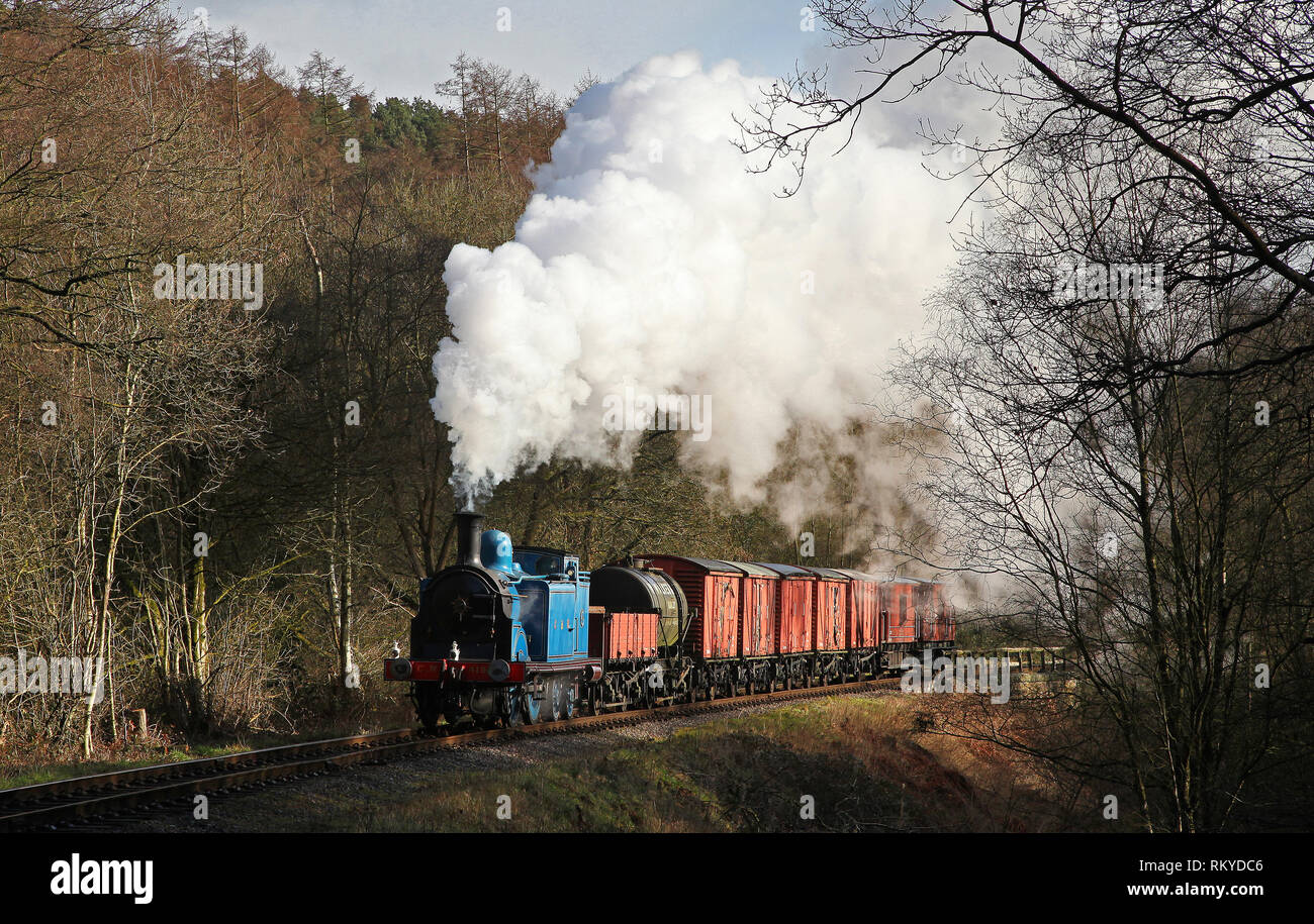 Serbatoio Caley 419 capi passato Cherryeye ponte sul Churnet Valley Railway. Foto Stock