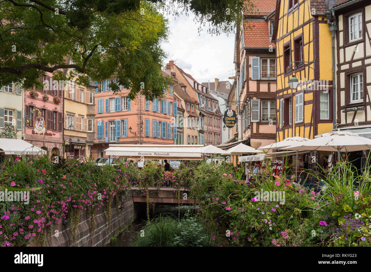 Colmar Città Vecchia edifici e street cafe in estate, Colmar, Alsazia, Francia, Europa Foto Stock