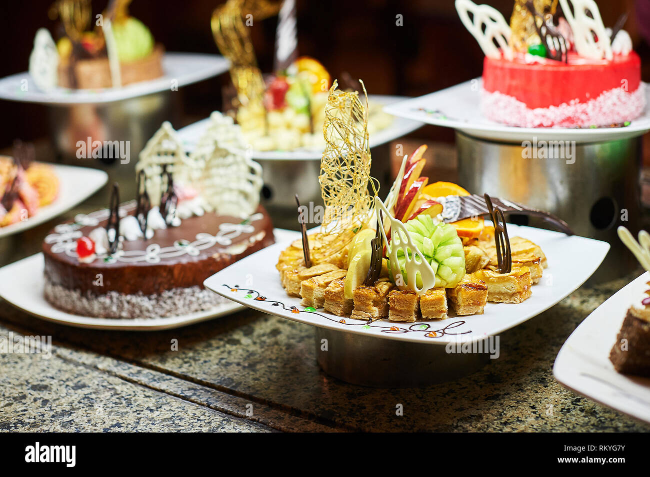Righe di gustosi dessert cercando in regime di bello. Caramelle sul tavolo per banchetti - foto scattata durante l'evento di catering Foto Stock