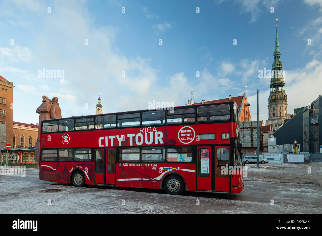 Gita in autobus di Riga la città vecchia con la chiesa di San Pietro torre in distanza. Foto Stock