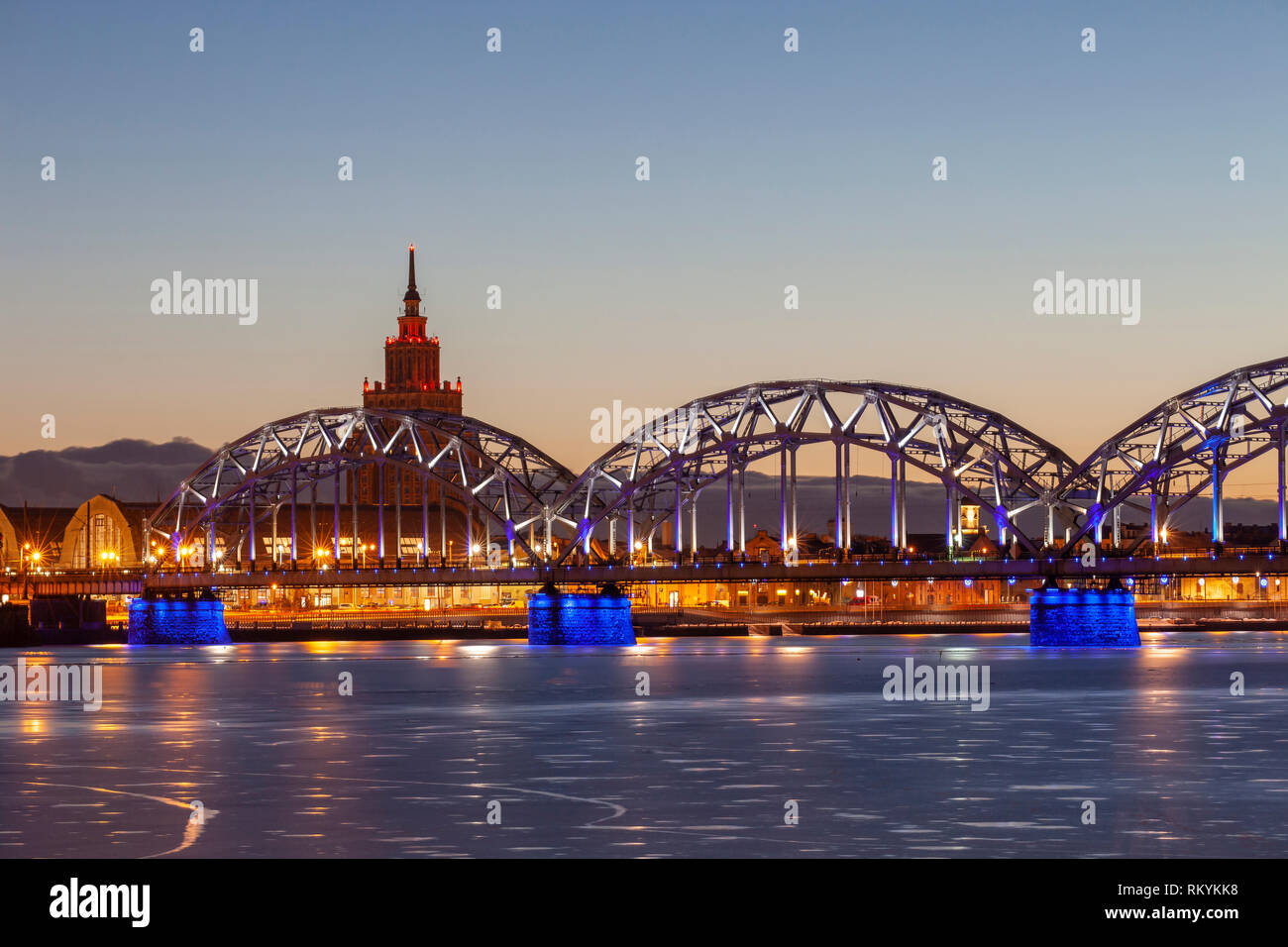 Alba d'inverno al fiume Daugava a Riga. Foto Stock