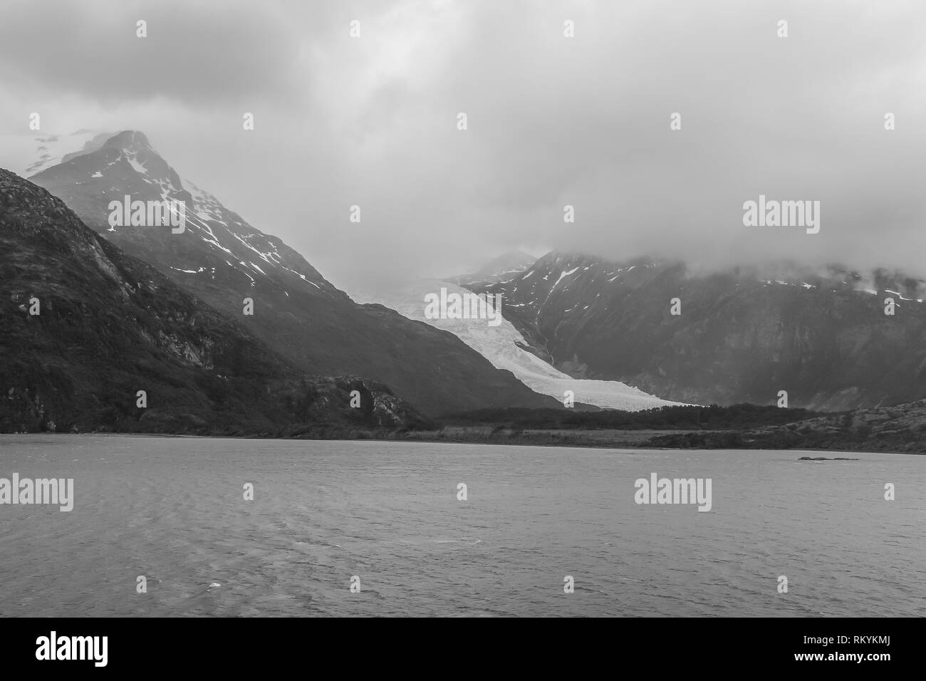 Viaggio attraverso la spettacolare ghiacciaio Vicolo del Cile, America del Sud. Montagne frastagliate, ritirandosi ghiaccio fonde visualizza nature potente forza. Foto Stock